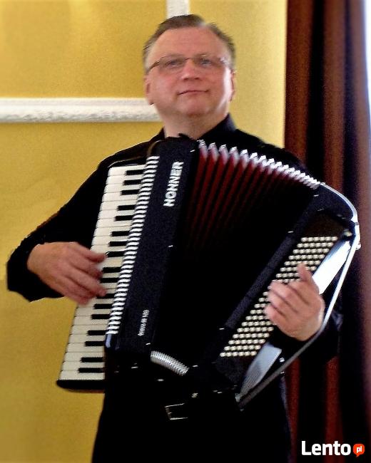 Muzyk - wokalista - akordeonista.