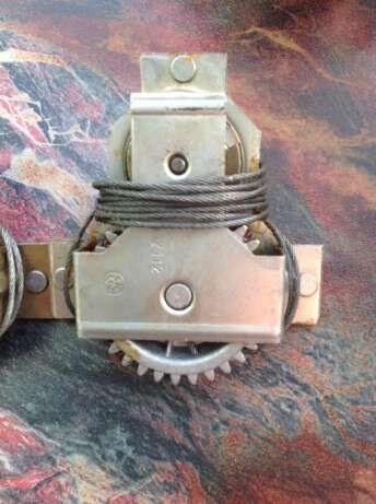 Fiat 126P - Mechanizm podnoszenia bocznej szyby drzwi