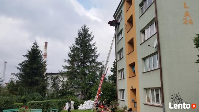 Dostarczenie materiałów budowlanych oknem balkonem gruzu