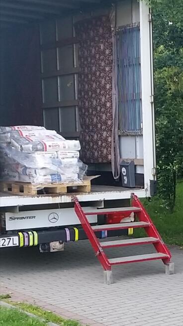 Dostarczenie materiałów budowlanych oknem balkonem gruzu