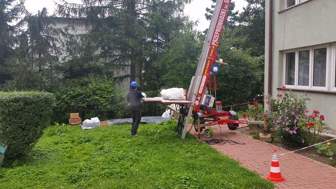 Dostarczenie materiałów budowlanych oknem balkonem gruzu