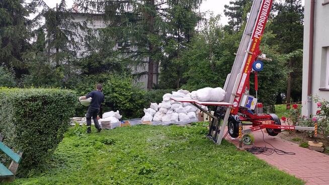 Dostarczenie materiałów budowlanych oknem balkonem gruzu