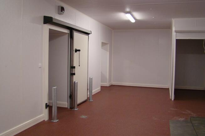 Montaż okładzin typu Glasbord, komór i drzwi chłodniczych