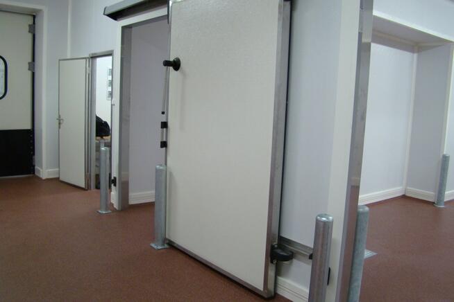 Montaż okładzin typu Glasbord, komór i drzwi chłodniczych