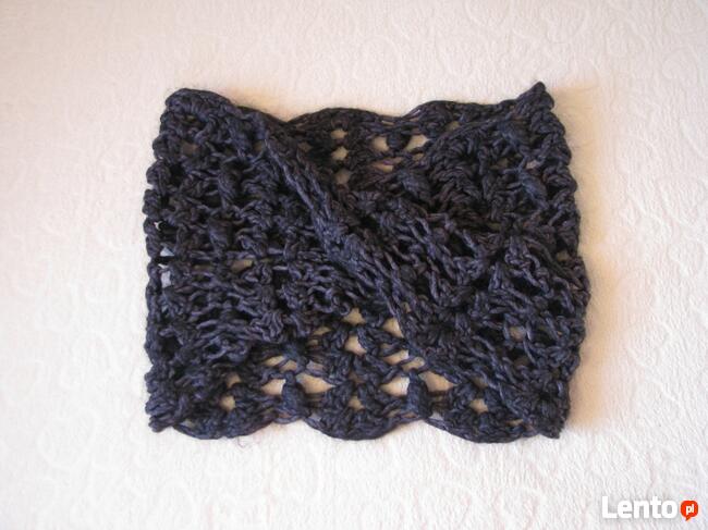 Ażurkowy szal – komin w kolorze ciepłego grafitu