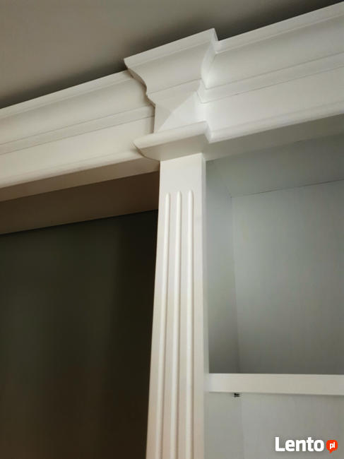 Biblioteka, regał na książki z litego drewna.