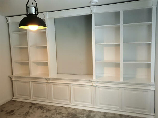 Biblioteka, regał na książki z litego drewna.