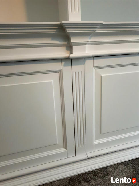 Biblioteka, regał na książki z litego drewna.