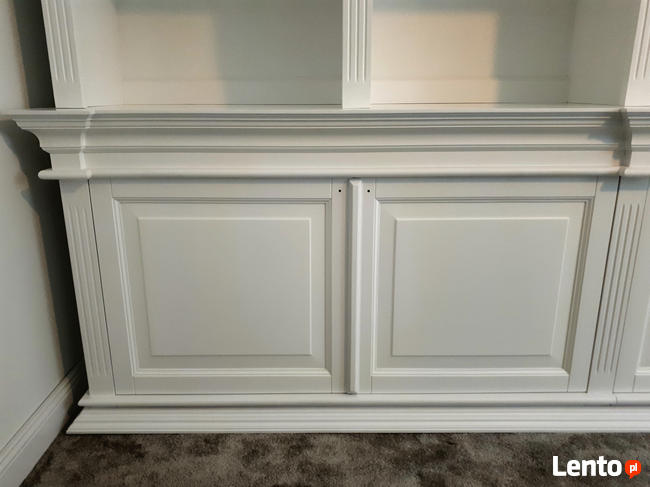 Biblioteka, regał na książki z litego drewna.