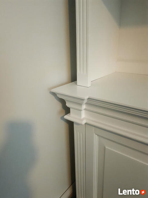 Biblioteka, regał na książki z litego drewna.