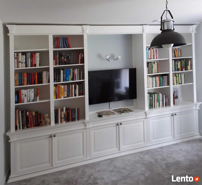 Biblioteka, regał na książki z litego drewna.