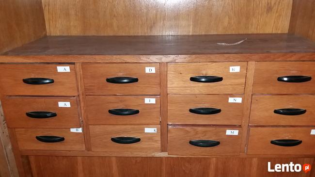 Stare poniemieckie regały ze starej Apteki, kilka sztuk,