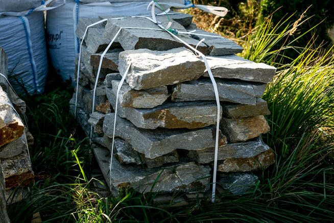 Płytka łupana szara gnejs Kamień murowy scieżkowy