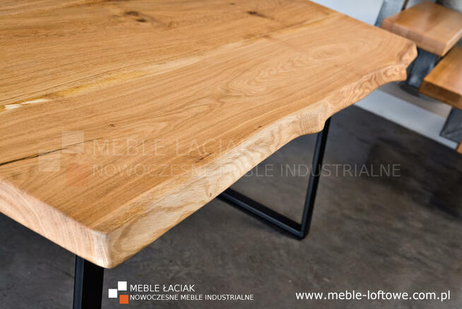 Nieregularny stół dębowy. Metalowe nogi. Nr kat. 454