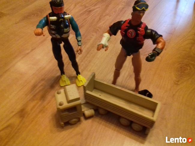 ZABAWKI HASBRO ACTION MAN, DREWNIANY TIR Z NACZEPĄ