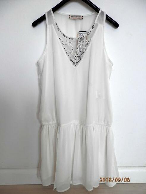 Sukienka Biała Zdobiona Haftem Rozkloszowana Imprezowa L