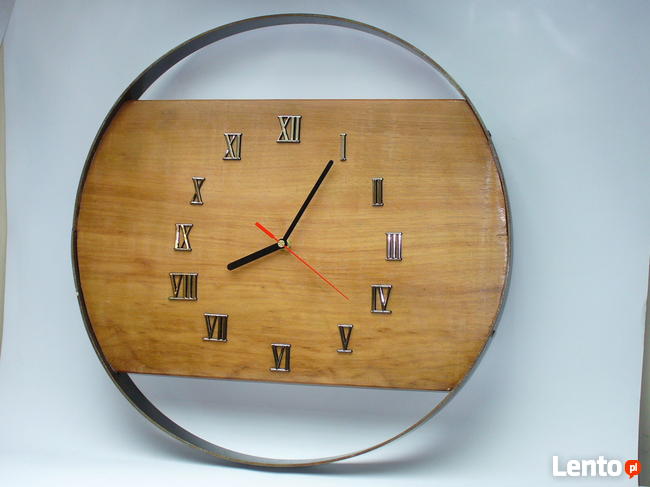 Drewniany zegar ścienny z odkrytą tarczą