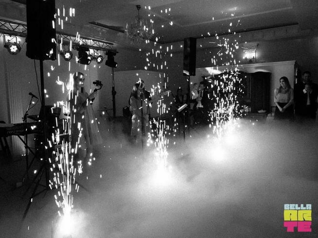 Ciężki dym na wesele. Pierwszy taniec. Fontanny. Napis Love