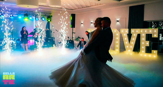 Ciężki dym na wesele. Pierwszy taniec. Fontanny. Napis Love