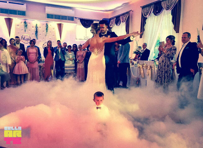 Ciężki dym na wesele. Pierwszy taniec. Fontanny. Napis Love