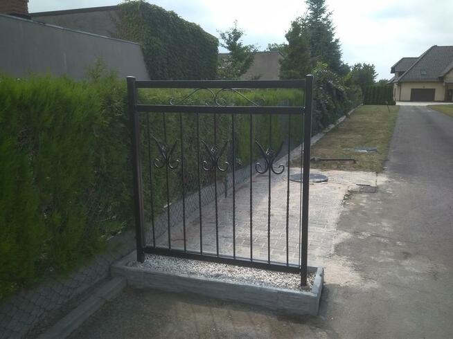 Balustrady, bramy, płoty kute, meble ogrodowe.