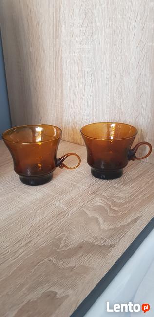 Filiżanki z brązowego szkła