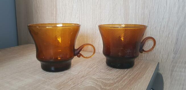 Filiżanki z brązowego szkła