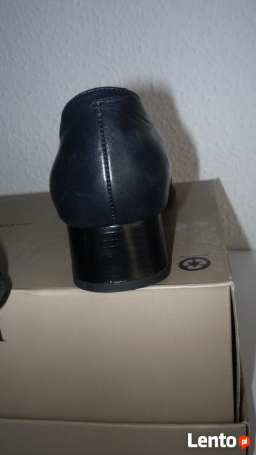 Czółenka Scholl na słupku. Rozmiar 36