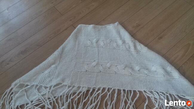 Poncho białe wykonane z wełny na drutach