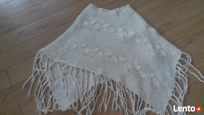 Poncho białe wykonane z wełny na drutach