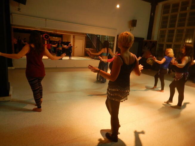 Taniec brzucha-nauka, pokazy tańca