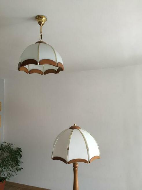 Dwie gustowne lampy z drewna szkła i pozłacanego metalu