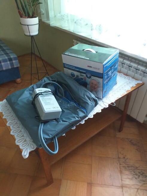Materac pneumatyczny antyodleżeniowy rurowy.