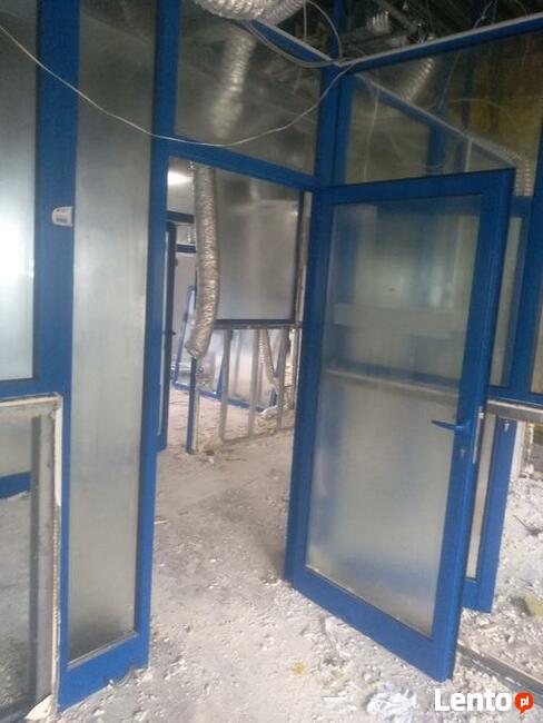 Witryna Aluminiowa z drzwiami
