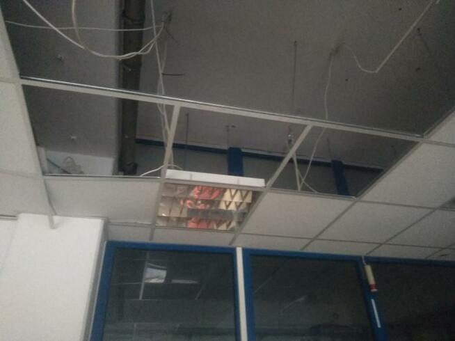 Witryna Aluminiowa z Drzwiami 548 x 300/400 cm