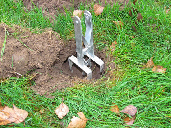 Łapka na krety do kopca