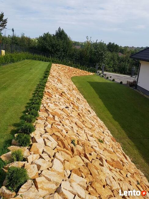 Żółty kamień ogrodowy