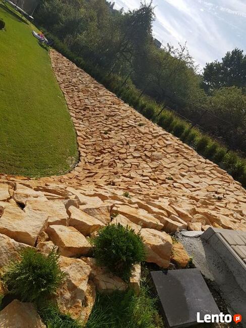 Żółty kamień ogrodowy