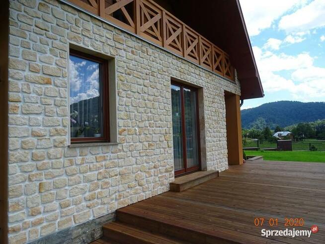 Ściany domów w górach