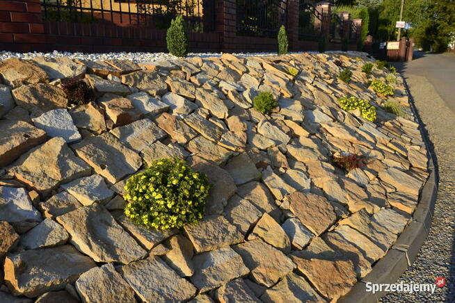 Żółty kamień ogrodowy