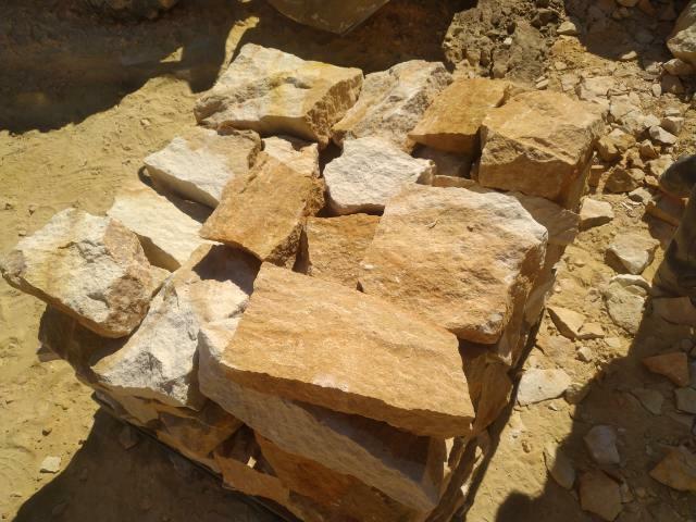 Żółty kamień ogrodowy