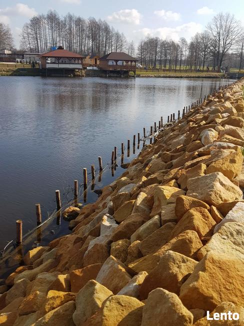 Kamień na utwardzenie zabezpieczenie skarpy stawu oczka