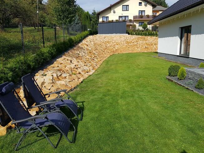 Żółty kamień ogrodowy