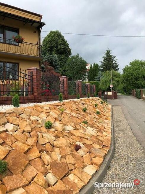 Żółty kamień ogrodowy