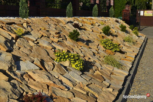 Żółty kamień ogrodowy