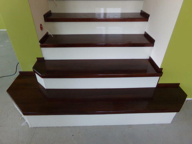 Schody drewniane na beton, samonośne, dywanowe