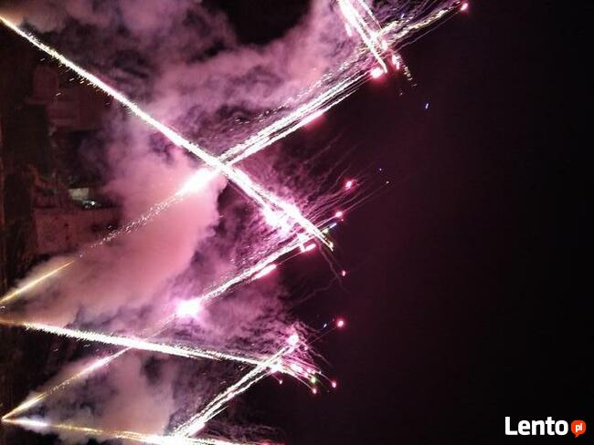 pokaz pirotechniny-fajerwerki, dym konfetti iskry bańki