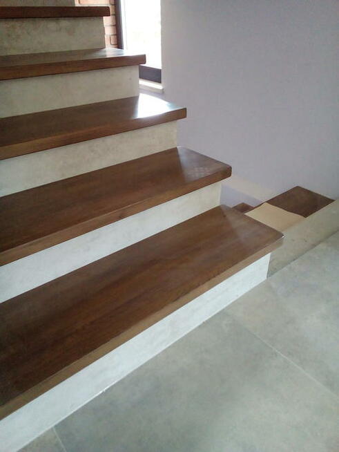 Schody drewniane na beton, samonośne, dywanowe