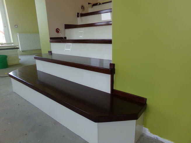 Schody drewniane na beton, samonośne, dywanowe