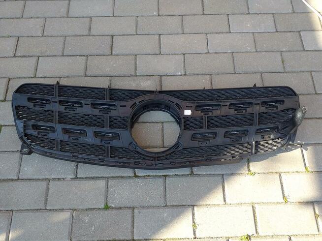 Sprzedam przednią kratkę do Mercedesa
